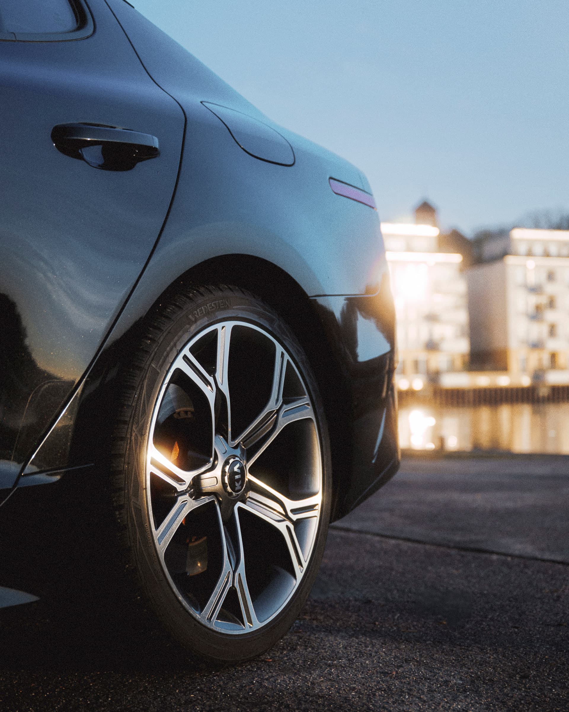 Detailaufnahme von Felge und roter Bremszange eines Kia Stinger