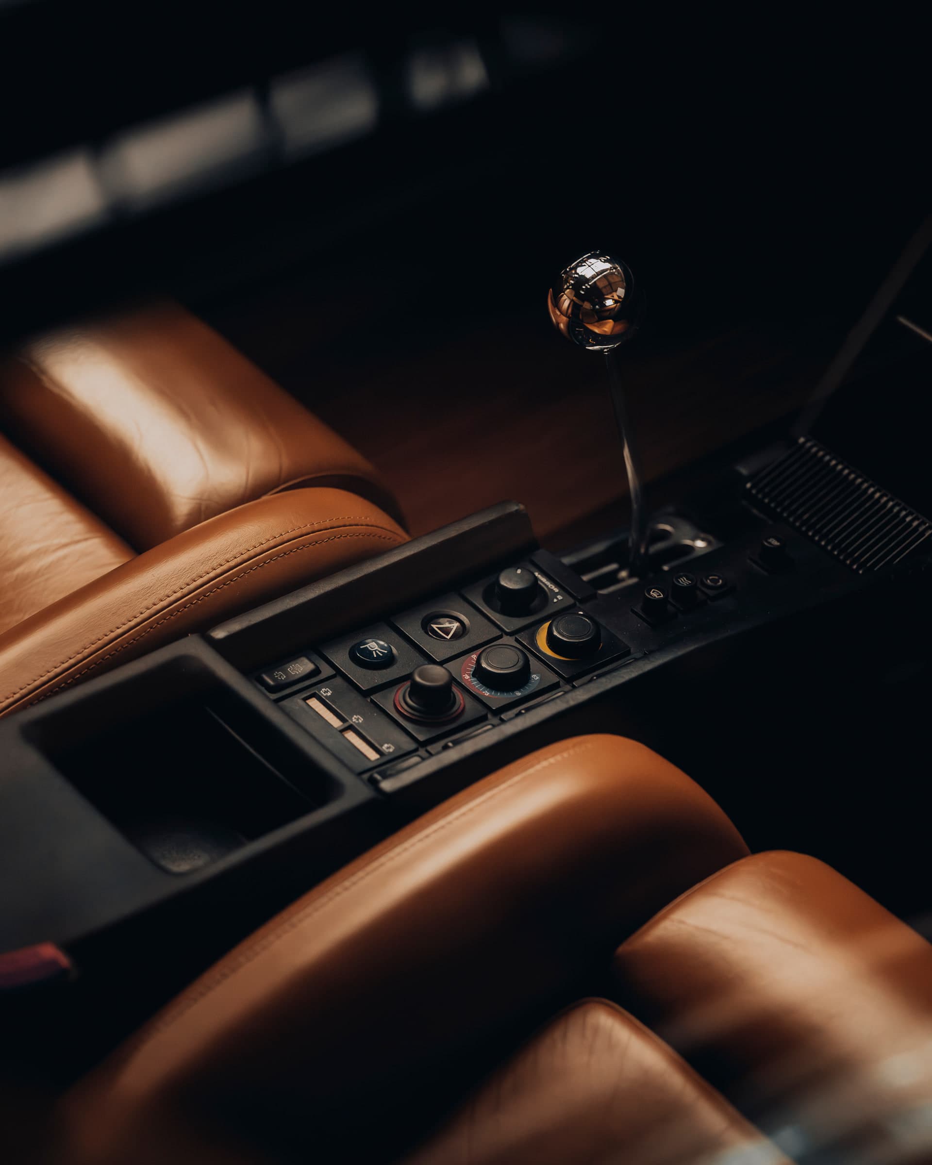 Innenraum eines Ferrari mit cognacfarbenem Leder und offener Schaltkulisse