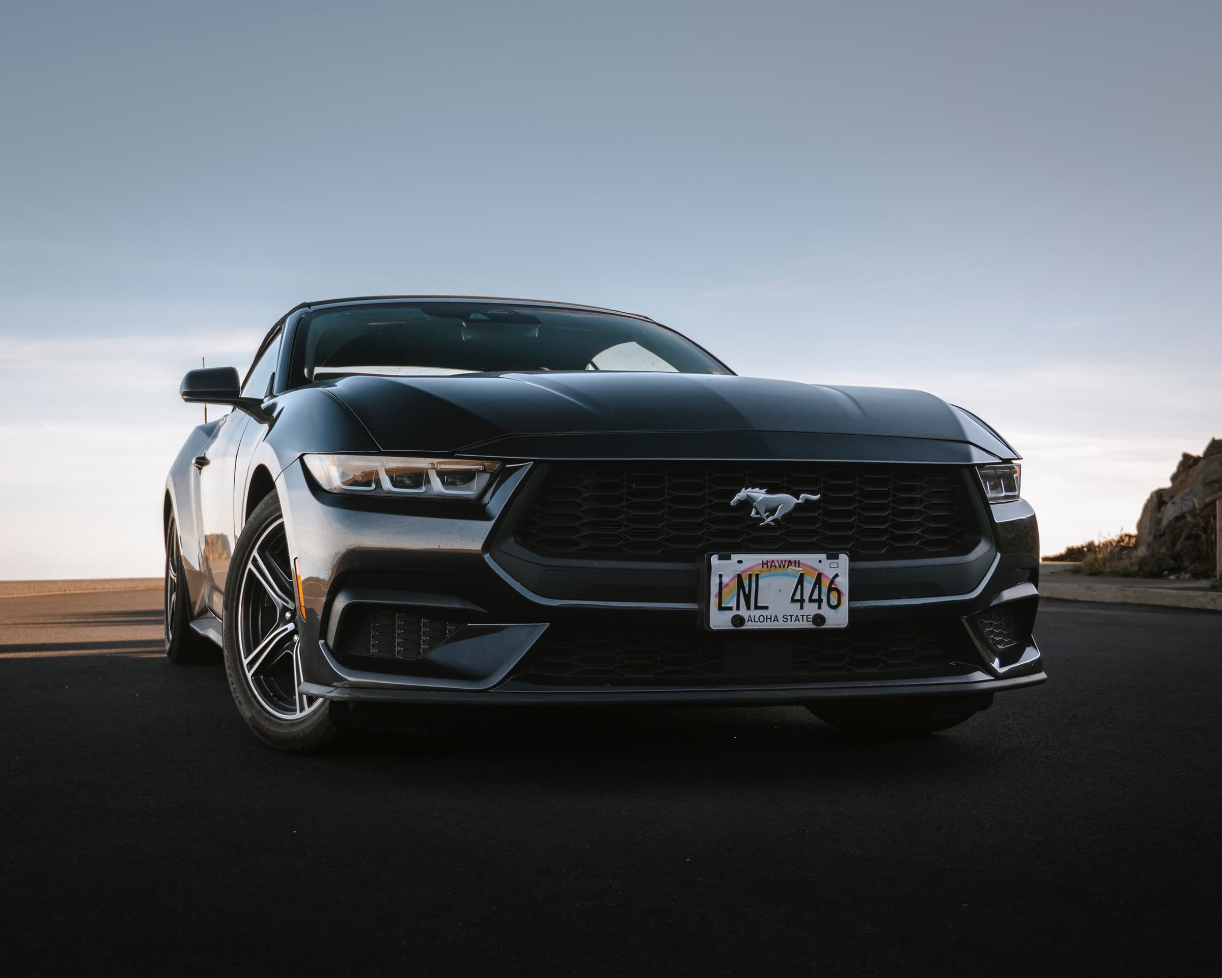 Ford Mustang in Frontansicht bei tiefstehendem Licht