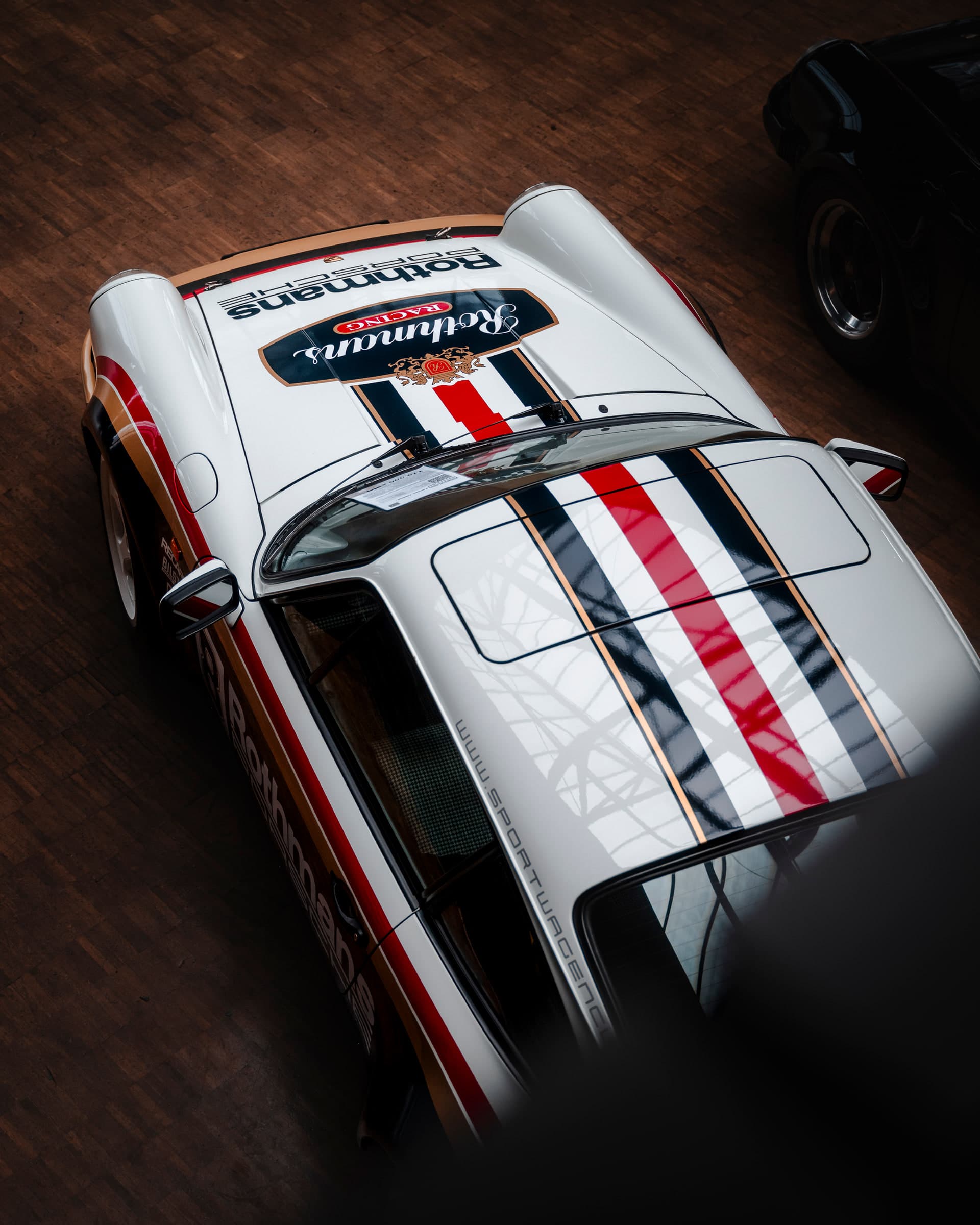 Klassischer Porsche in Rothmans-Lackierung von schräg oben fotografiert